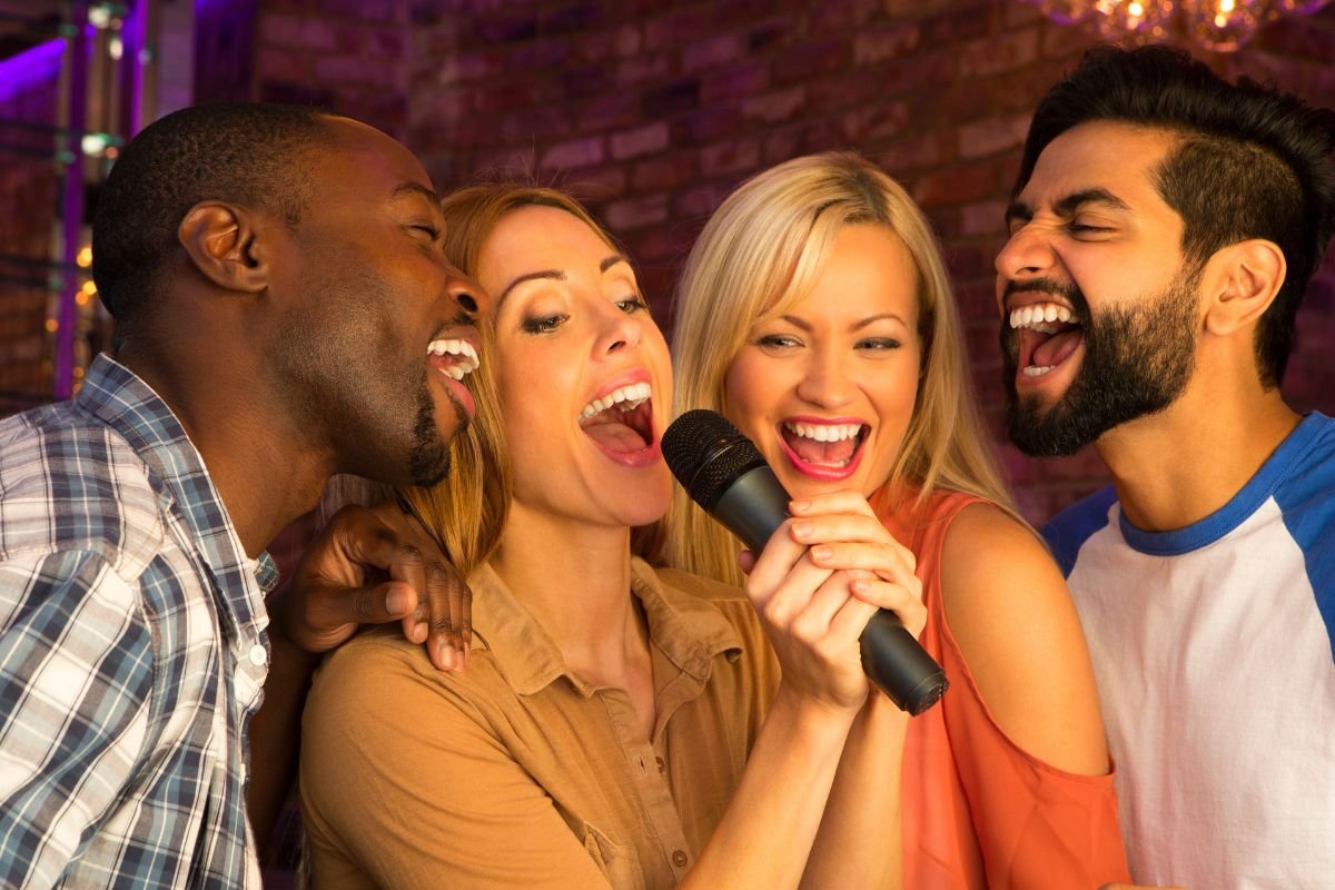 Enceinte Karaoke Professionnel, Haut-Parleur de karaoké Bluetooth avec 2  Microphones sans Fil, Karaoke Complet Haut-parleurs de fête, Machine à  Chanter karaoké avec Lumière Disco Prise USB, TF, AUX : :  Instruments de